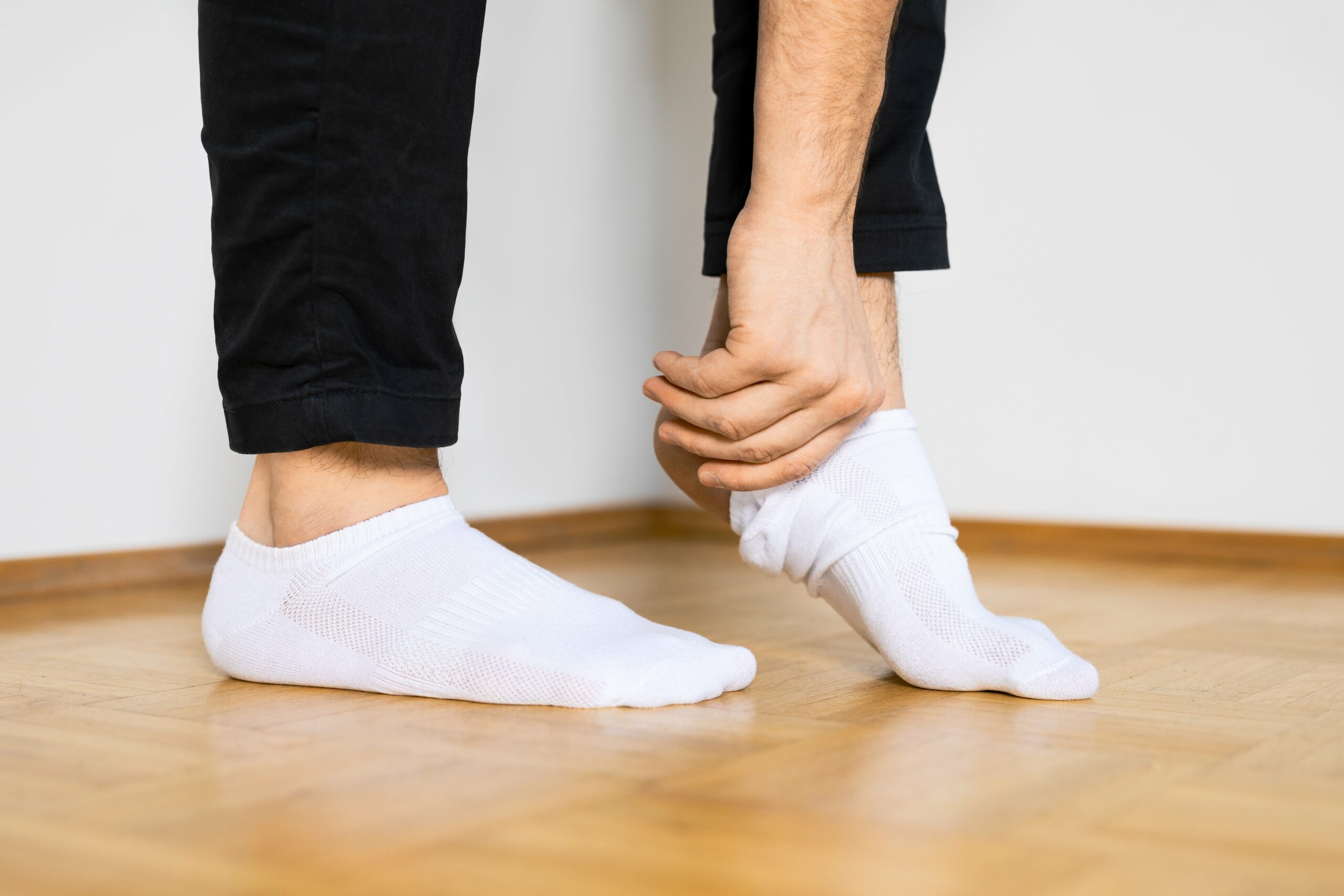 cuidados-de-los-pies-de-un-diabetico Usar calcetines especiales es uno de los cuidados que debe de tener el paciente con diabetes.