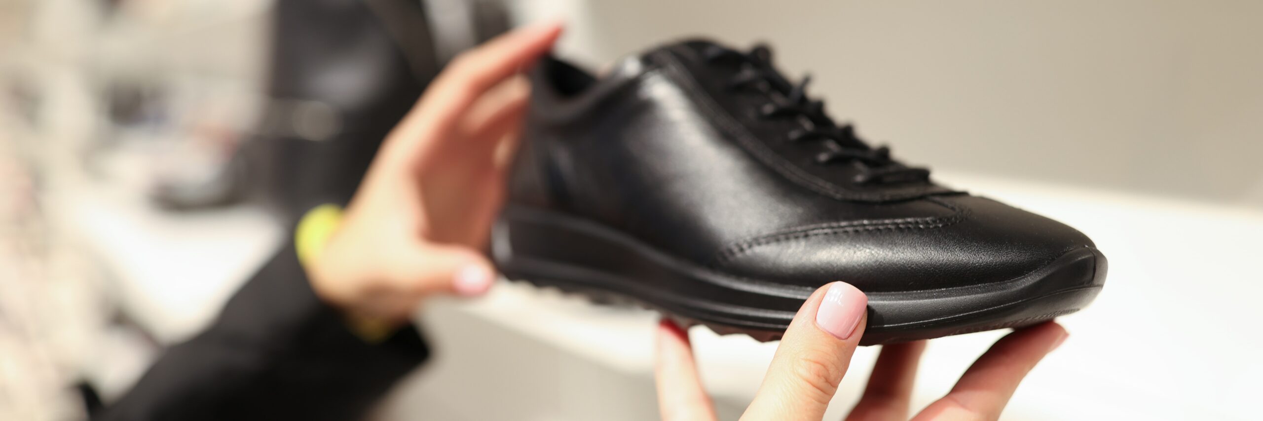 zapato-ortopedico-para-pie-diabetico Zapato ortopédico color negro para una persona que padece diabetes.