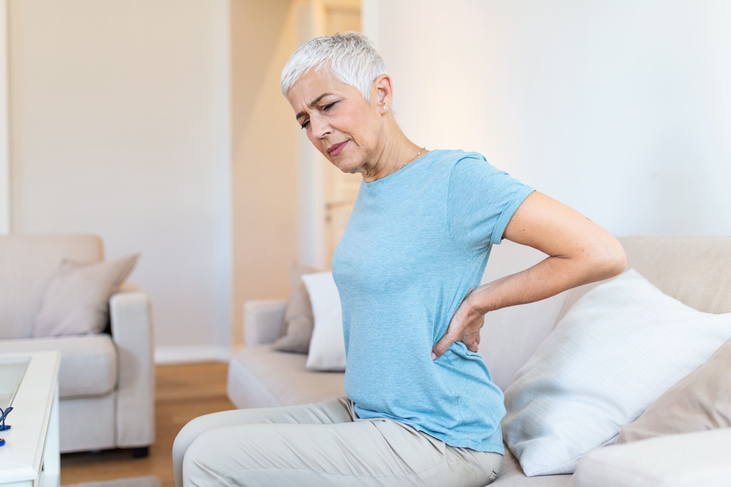 shutterstock_1830625781 Mujer adulta con dolor de espalda