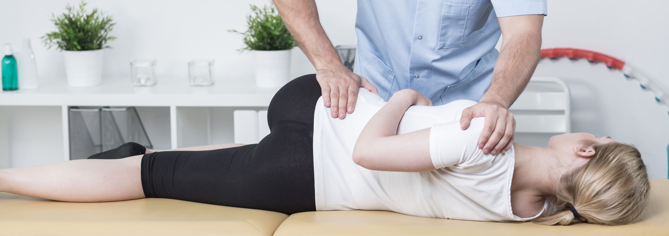 shutterstock_305022863 Mujer joven en terapia fisica