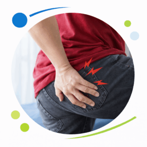 Persona sentada con molestias por hemorroides, representando dolor e incomodidad en la zona.