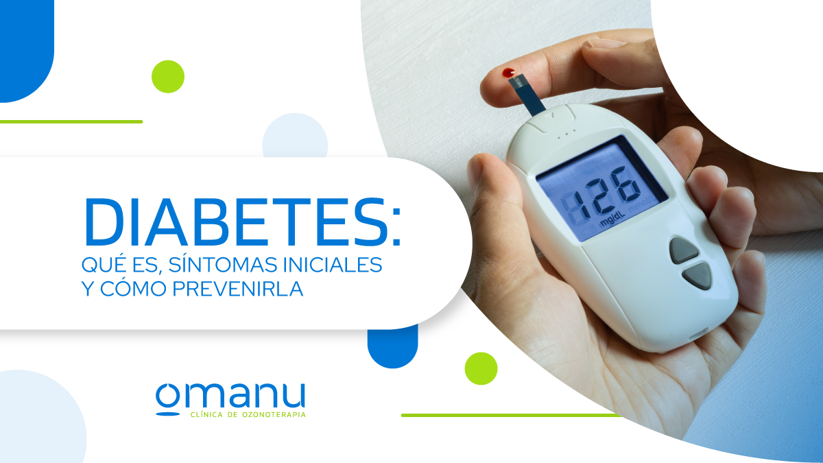 Glucómetro midiendo el nivel de glucosa en sangre junto al texto ‘Diabetes: qué es, síntomas iniciales y cómo prevenirla’, representando el control, diagnóstico y prevención de la diabetes.