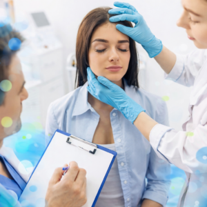 Valoración médica facial en clínica especializada con enfoque en medicina regenerativa y antienvejecimiento.