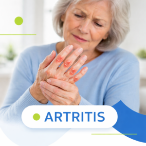 Mujer adulta mayor con artritis en las manos mostrando inflamación y dolor articular.