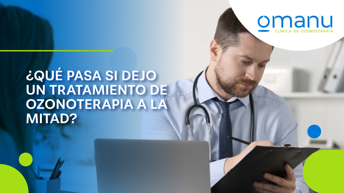 Médico revisando documentos en un consultorio durante una consulta sobre tratamiento de ozonoterapia.