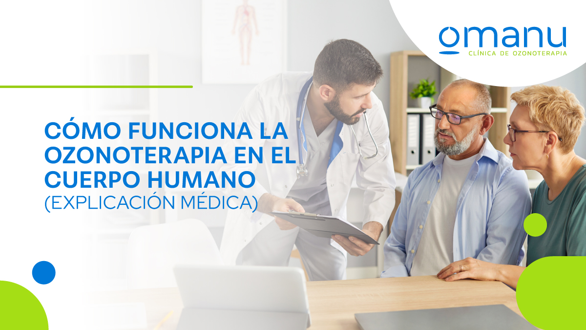 Médico explicando el funcionamiento de la ozonoterapia a una pareja durante una consulta clínica en un entorno de atención médica.