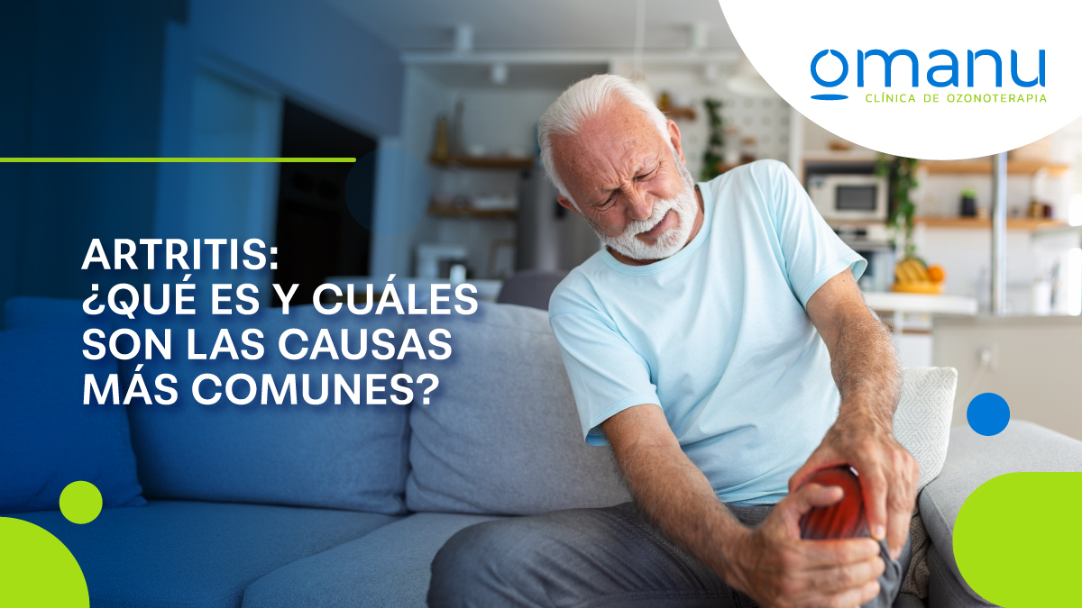 Persona adulta mayor con artritis sujetando su rodilla por dolor e inflamación, ilustrando una de las causas más comunes de molestias en las articulaciones.